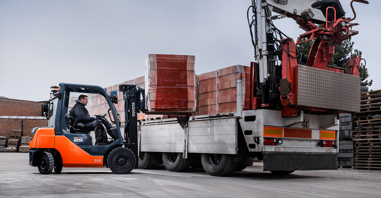 Toyota Tonero loading outdoors